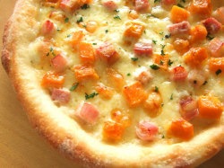 ピザ　かぼちゃとベーコンのクリームピザ