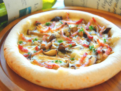 ピザ　きのことベーコンのガーリックソース