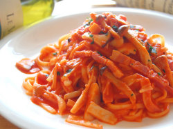 生パスタ　きのことベーコンのトマトソース