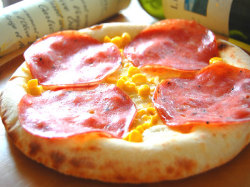 ピザ　しばれ生ハムとコーンのクリームソース