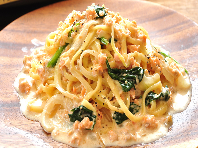 生パスタ　通販　お取り寄せ　スモークサーモンとほうれん草のクリームソース生パスタ