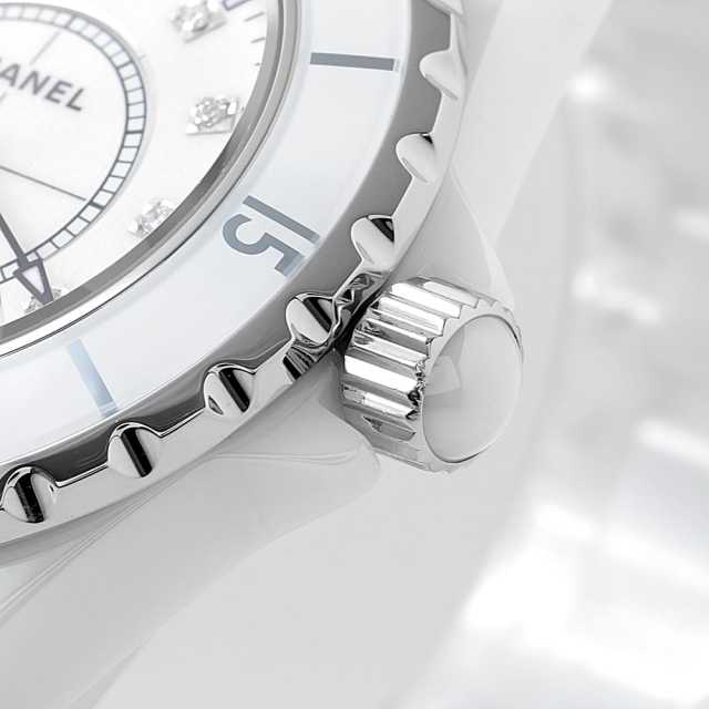 H1628 ホワイト CHANEL（シャネル）J12 白セラミック 12Pダイヤ 中古  