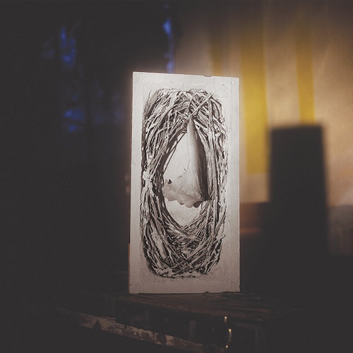 Begayer / Terrain a mire . Une maison retive . Contrainte par le toit