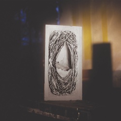 Begayer / Terrain a mire . Une maison retive . Contrainte par le toit