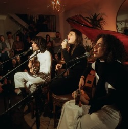 Ze Ibarra featuring Dora Morelenbaum & Julia Mestre / Live at Glasshaus