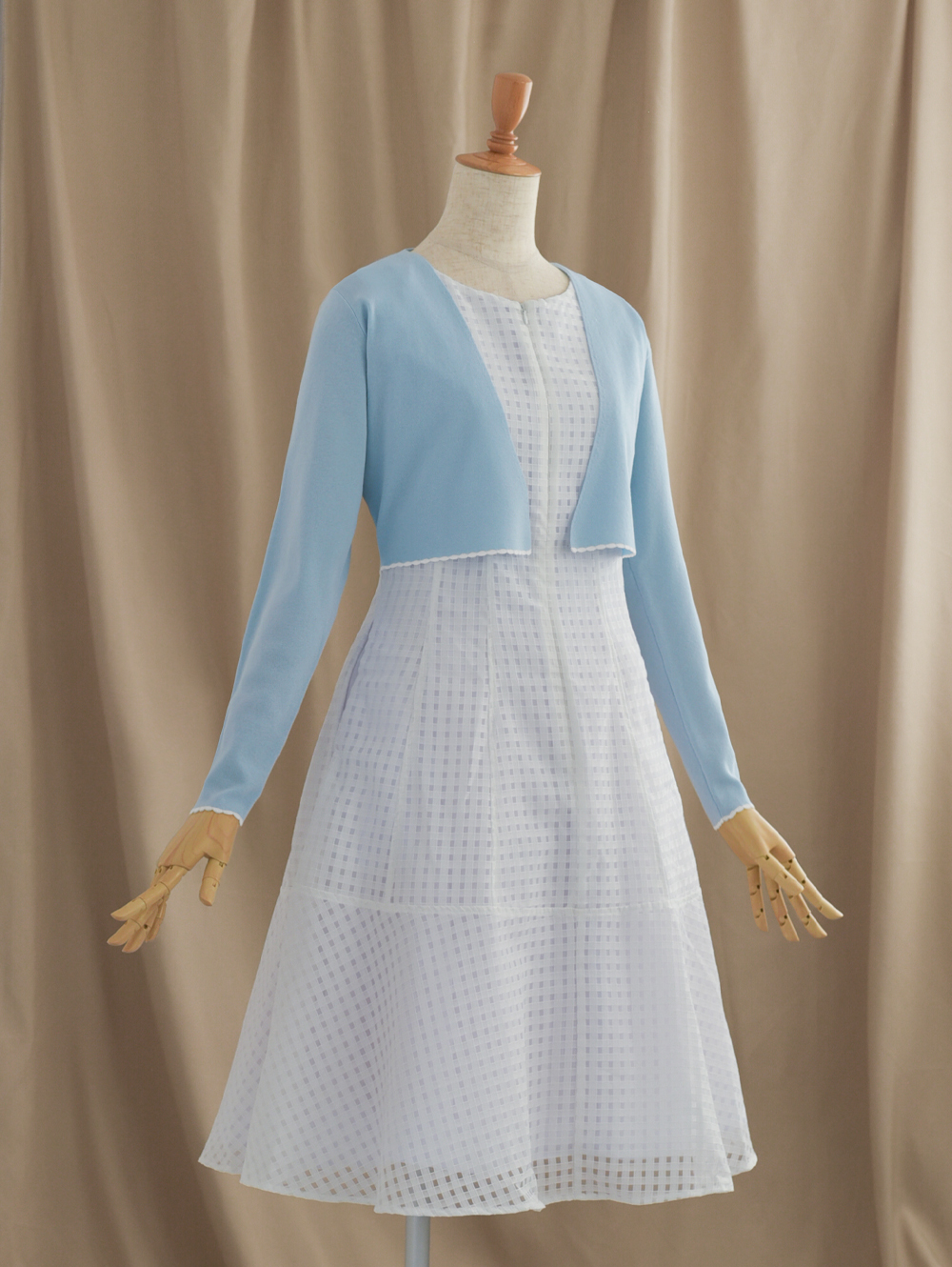 上品なバイカラースカラップカーディガンのカラー展開 レジーナ【神戸ワンピース専門店】