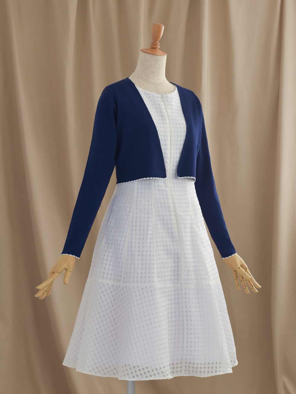 フェミニンなスカラップデザインカーディガンのカラー展開 レジーナ【神戸ワンピース専門店】