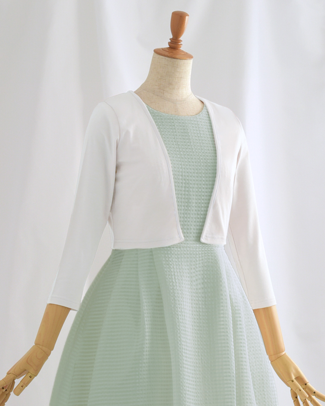 上品なホワイトカラーが華やかさを添えるシンプルカーディガン