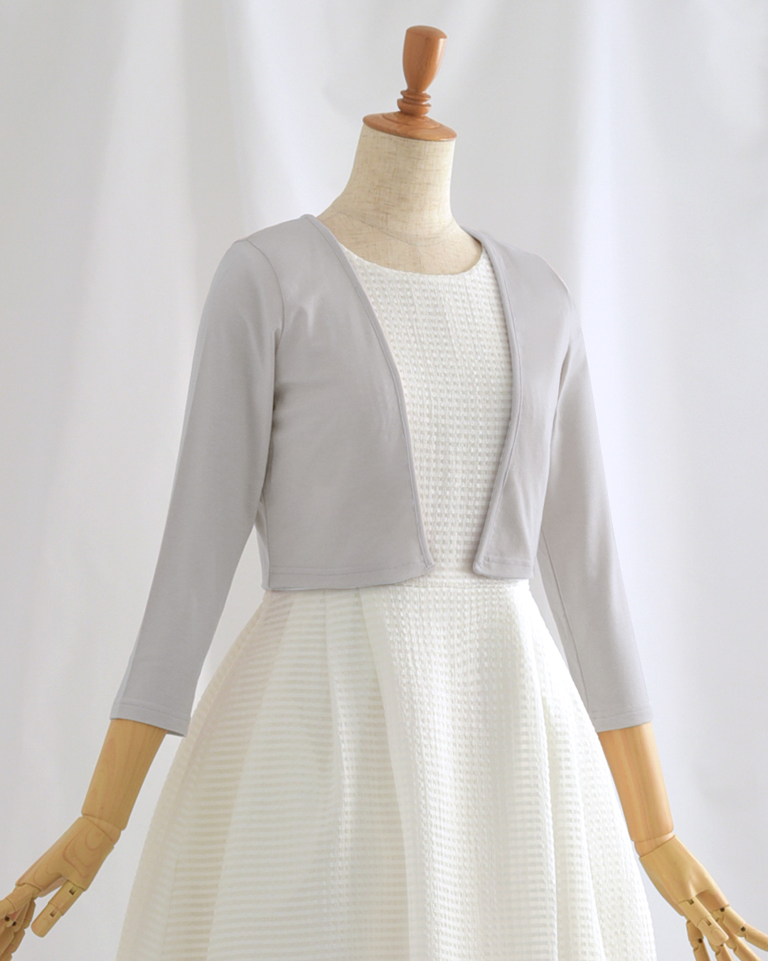 ライトグレーのカーディガンで華やぎプラスのコーデが叶う