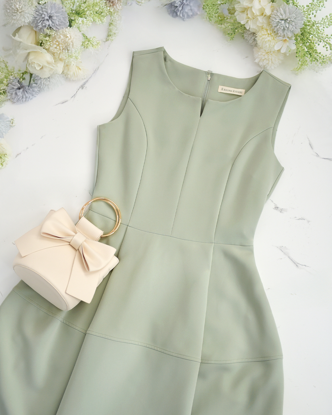 グリーンのノースリーブワンピースとリボン付きバッグを組み合わせたコーディネート レジーナ【神戸ワンピース専門店】