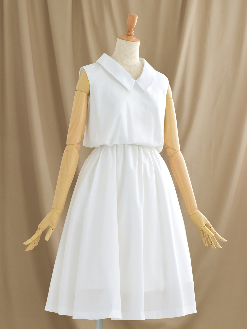 ホワイトカラーのノースリーブワンピース 軽やかな素材感と涼しげな印象のきれいめワンピース レジーナ【神戸ワンピース専門店】
