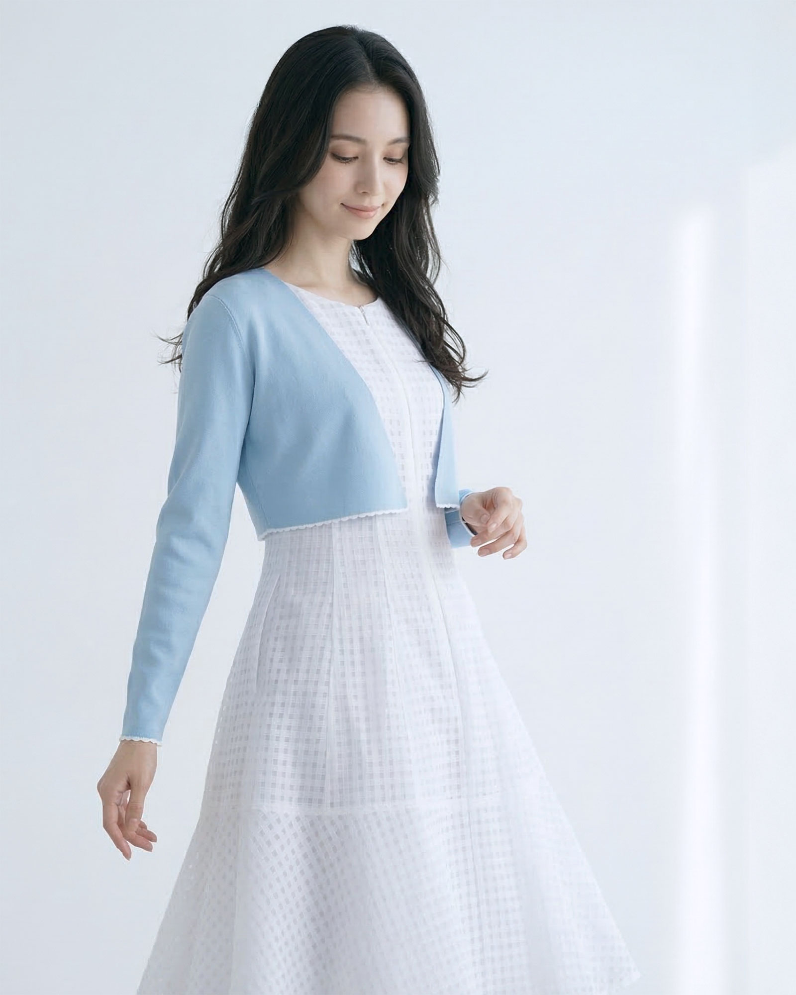 上品なくびれを叶えるスカラップカーディガン着用イメージ レジーナ【神戸ワンピース専門店】