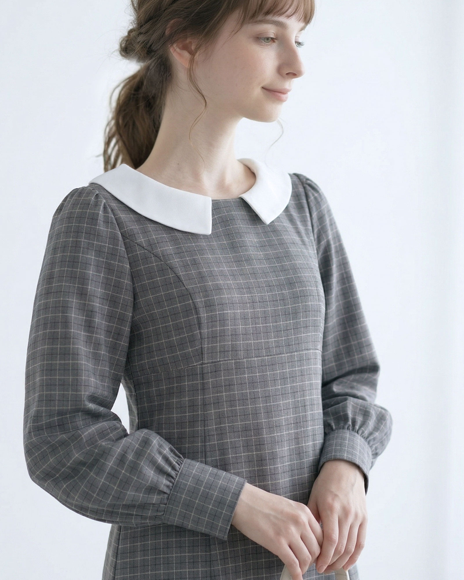 ブラウンチェック柄ワンピースに白襟をあしらったクラシカルな一着。上品で知的な印象を与えるデザイン。レジーナ【神戸ワンピース専門店】