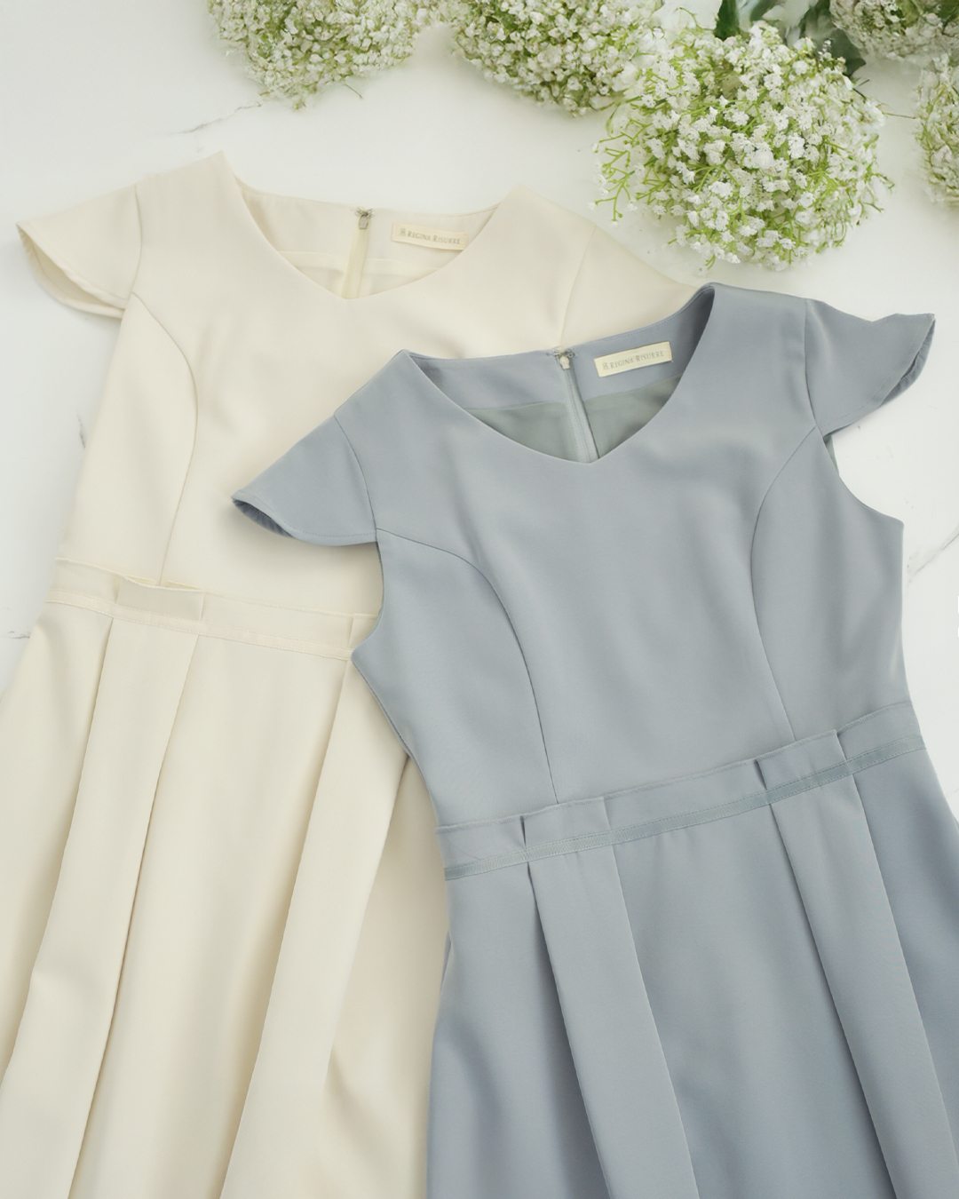 春らしいホワイトカラーとブルーグレーの2色展開の大人可愛い優美タック入りワンピース