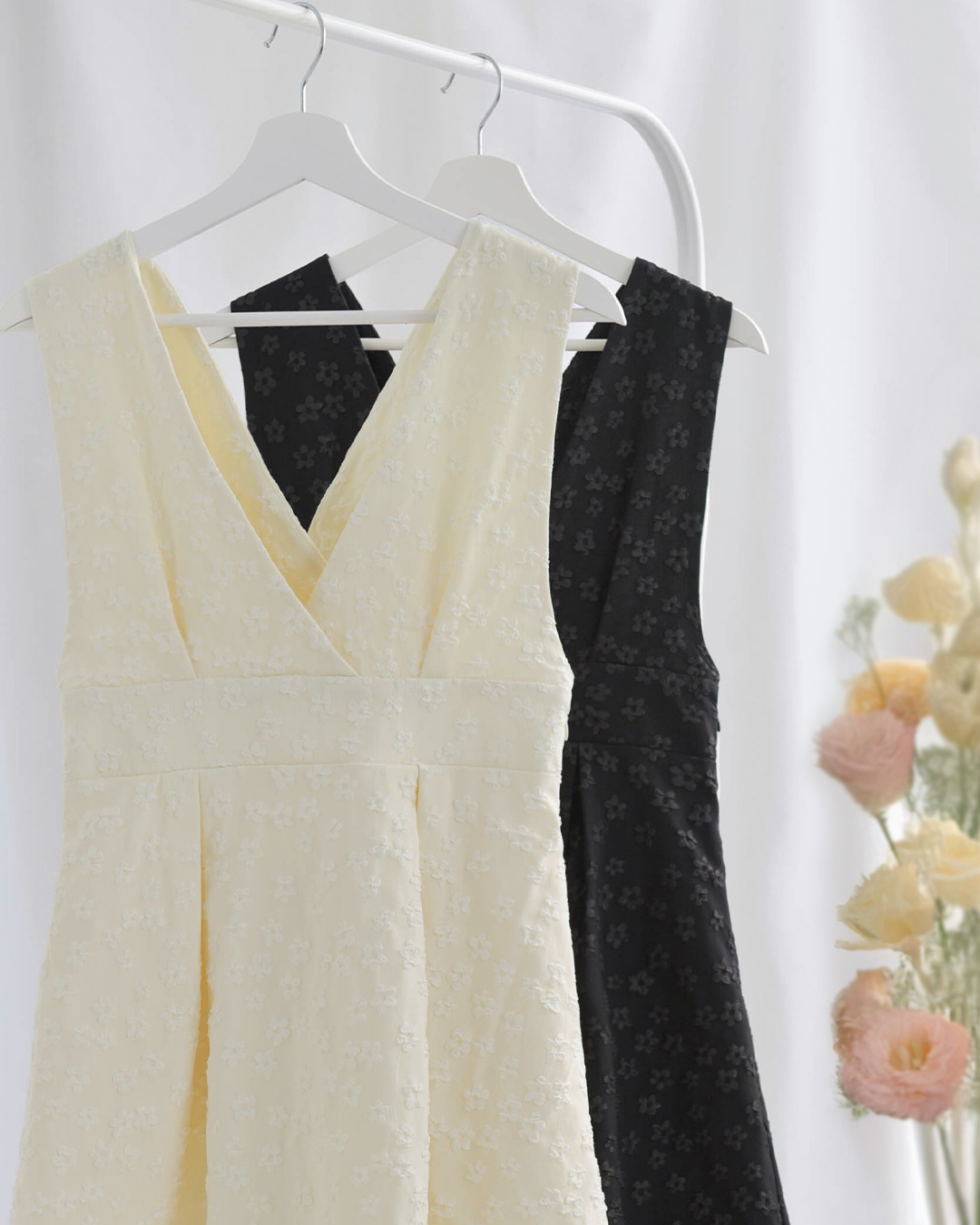 アイボリーとブラックの2色展開。華やかエンボス素材のジャンパースカートワンピース。レジーナ【神戸ワンピース専門店】