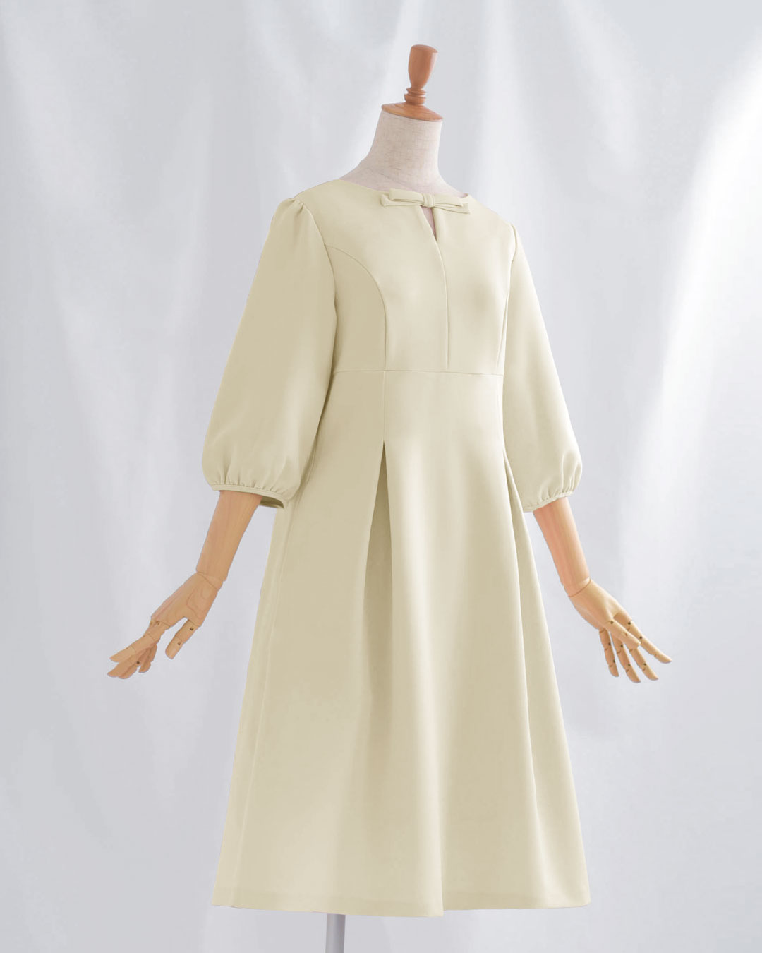 新品未使用　レジーナ　キレイ　ワンピ　アン　洗えるワンピ　オフホワイトM 新品未使用 レジーナ キレイ ワンピ アン 洗えるワンピ オフ