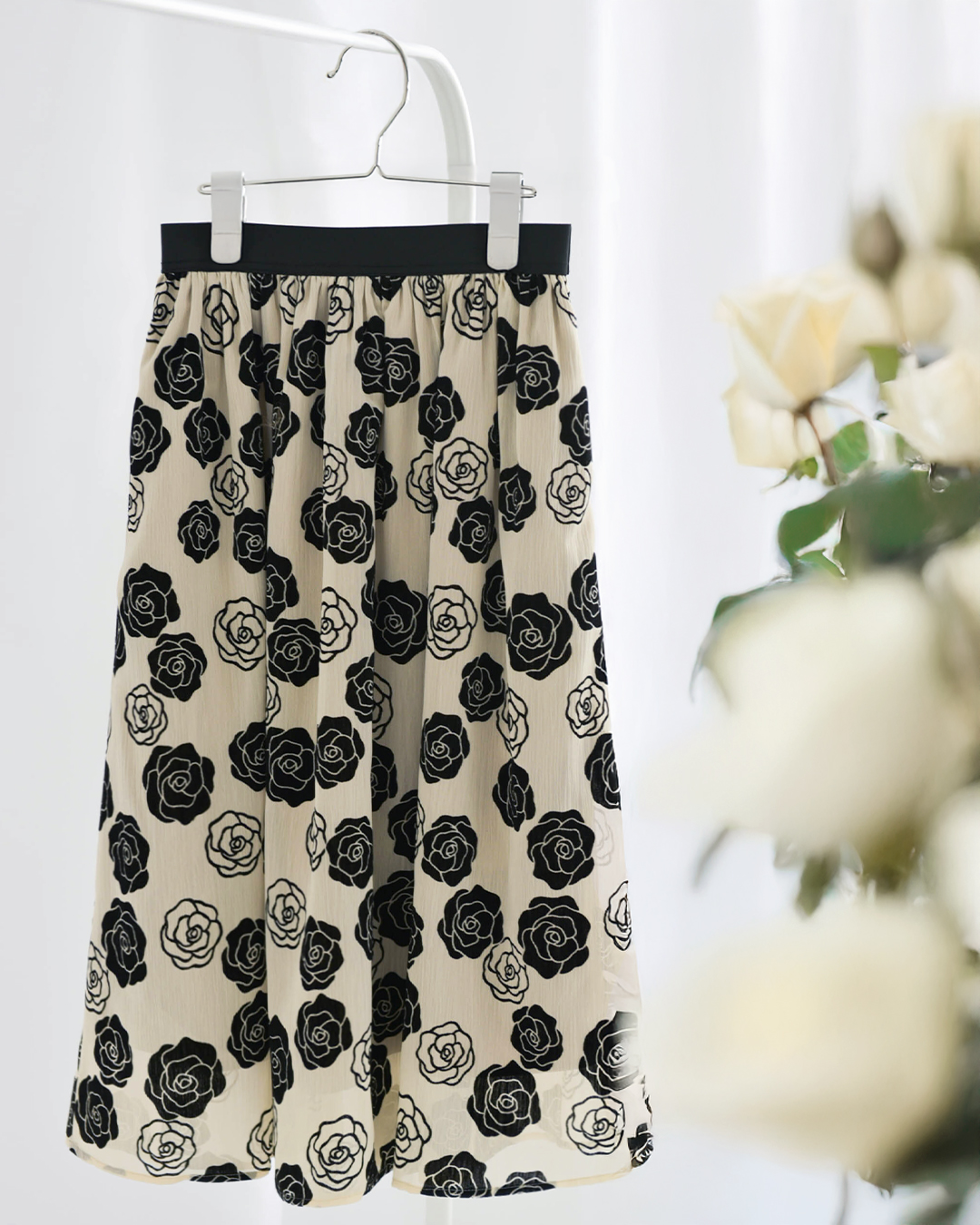 ふんわり揺れるシルエットが魅力のローズ柄スカート｜レジーナ【神戸ワンピース専門店】