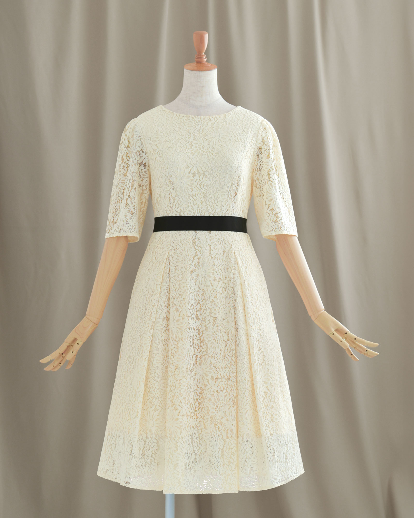 華やかなフラワーレースが上品に映えるアイボリーワンピース｜レジーナ【神戸ワンピース専門店】