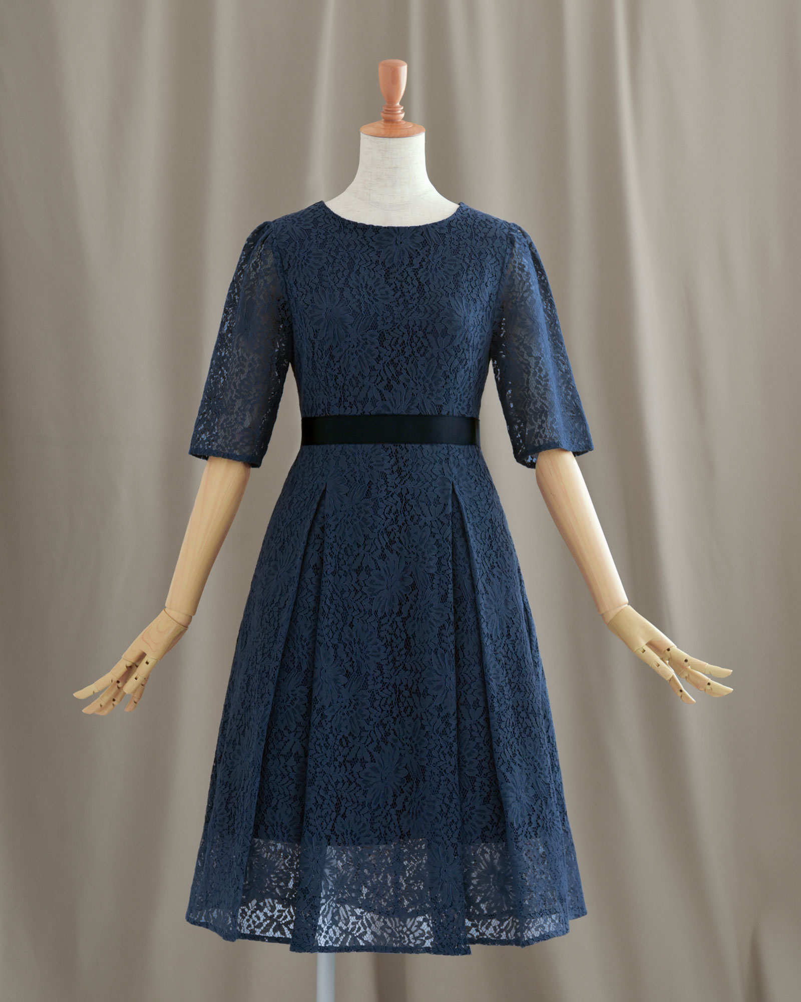落ち着いたネイビーカラーで知的な印象の総レースワンピース｜レジーナ【神戸ワンピース専門店】