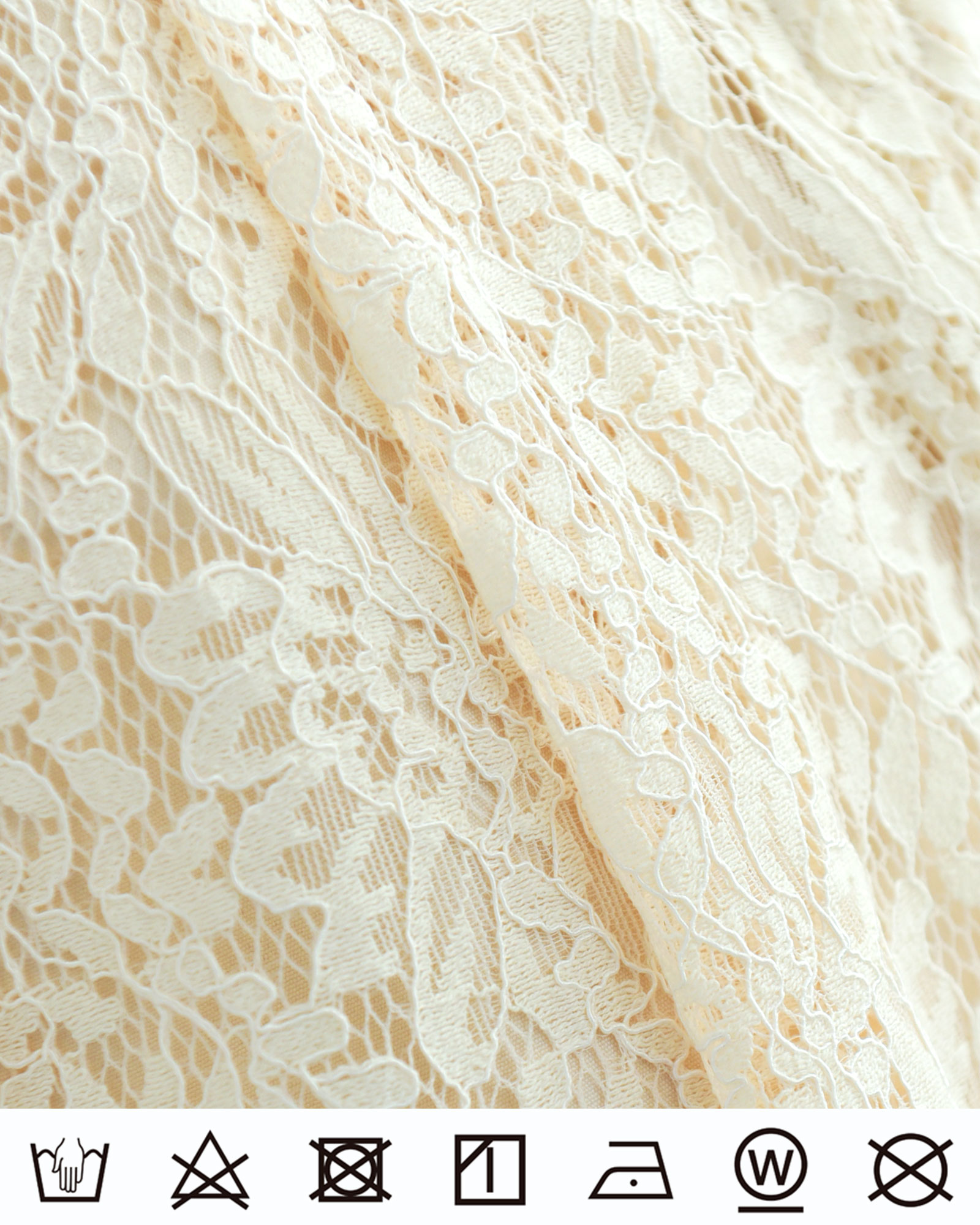 優雅なフラワーレースが印象的な上質素材を使用