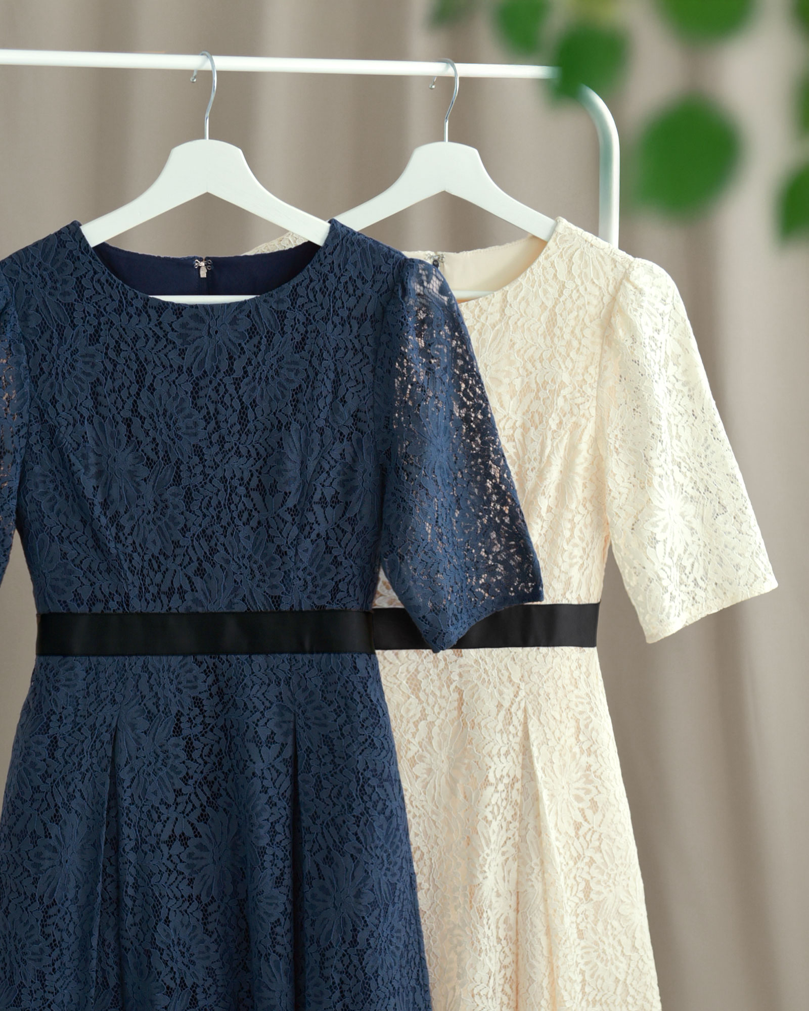 ネイビーとアイボリーの2色展開、シーンに合わせて選べる大人レースワンピース｜レジーナ【神戸ワンピース専門店】