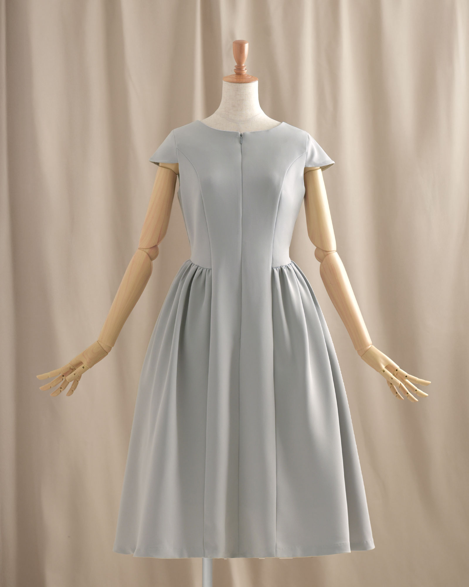 青みを含んだライトグレーが透明感を引き立てる上品なワンピース｜レジーナ【神戸ワンピース専門店】