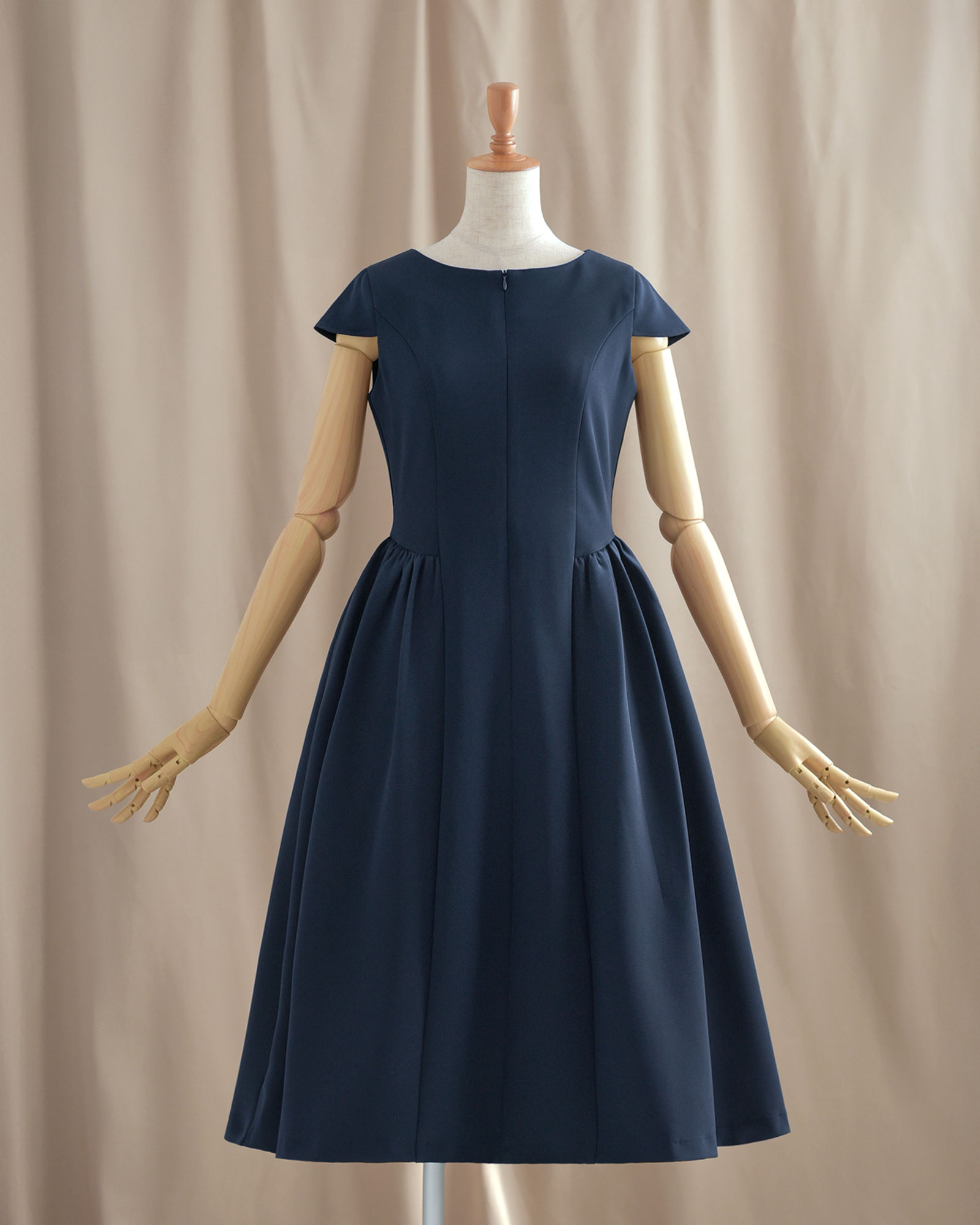 深みのあるネイビーが洗練された印象を与える上質なワンピース｜レジーナ【神戸ワンピース専門店】