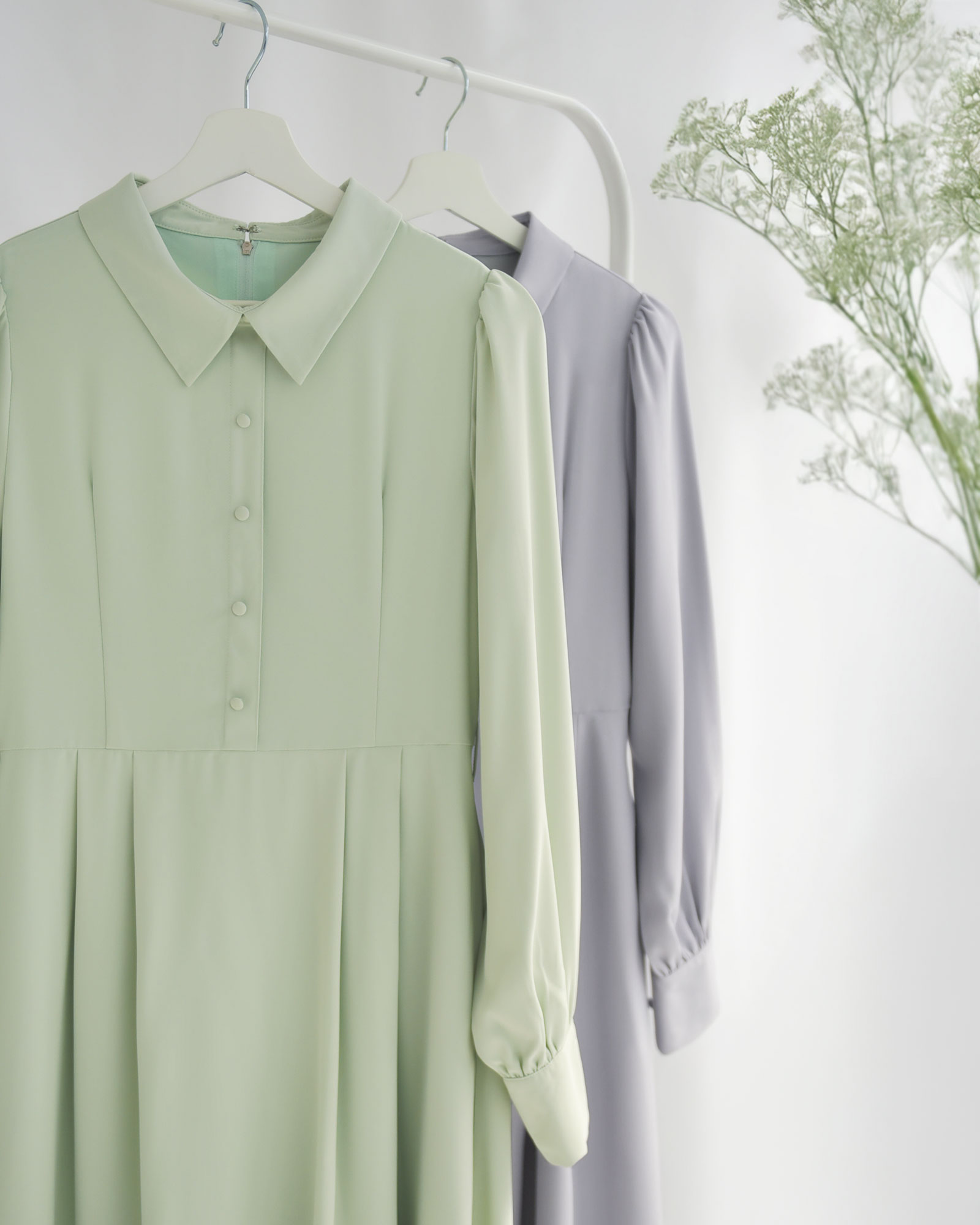 Mist GrayとIcy Mintの2色展開、美人襟付きの上品ジョーゼットワンピース｜レジーナ【神戸ワンピース専門店】