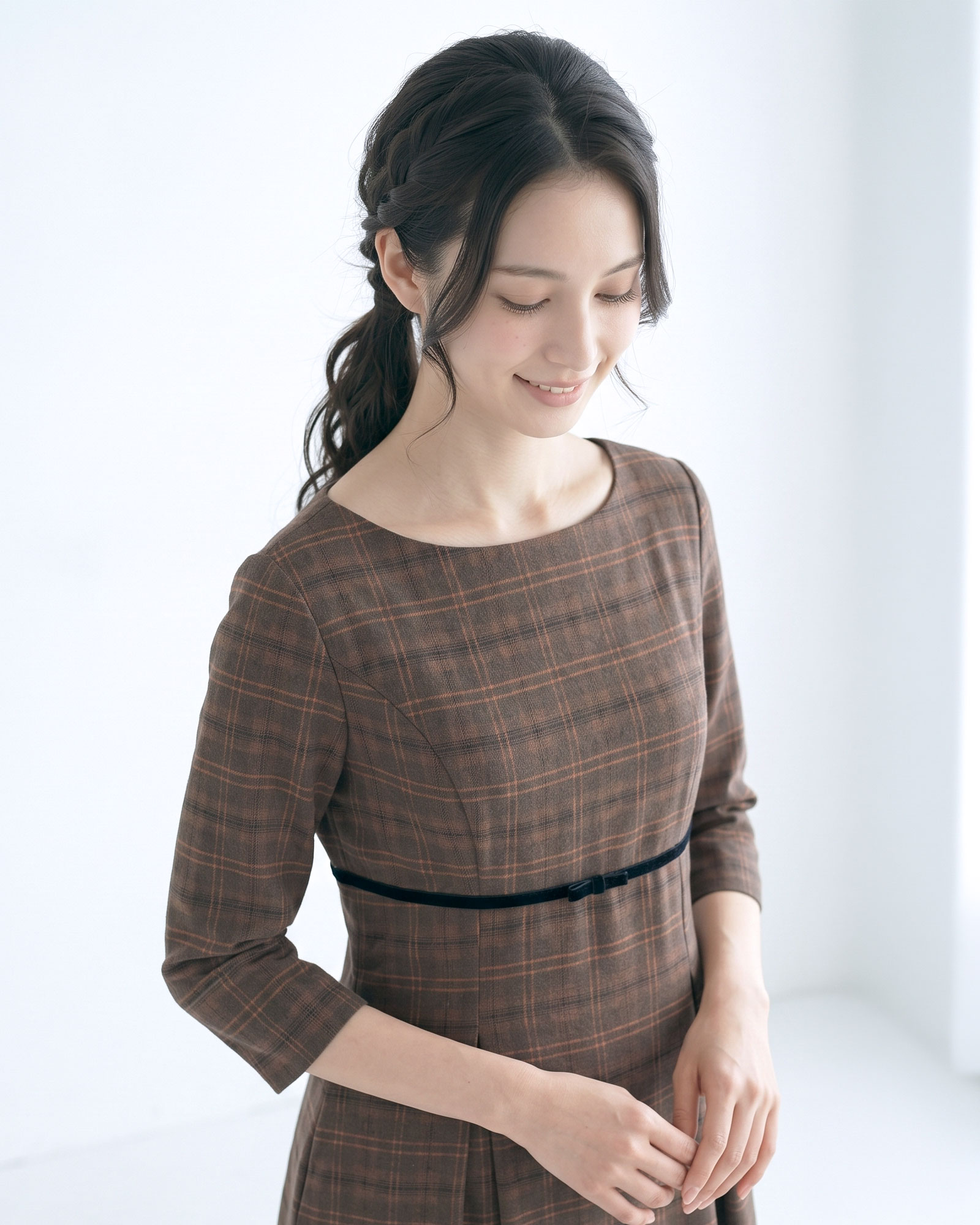 Classic CharcoalとVintage Camelの2色展開、上品チェックの秋冬ワンピース Clara｜レジーナ【神戸ワンピース専門店】