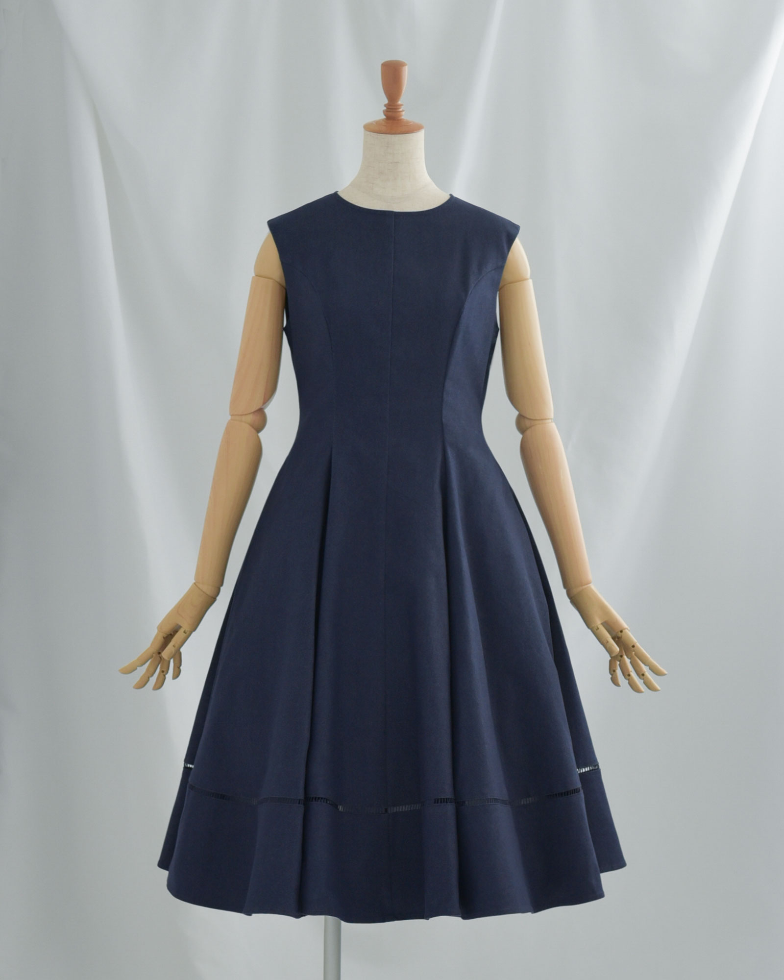 深みのあるネイビーカラーの上品なデニムノースリーブフレアワンピース