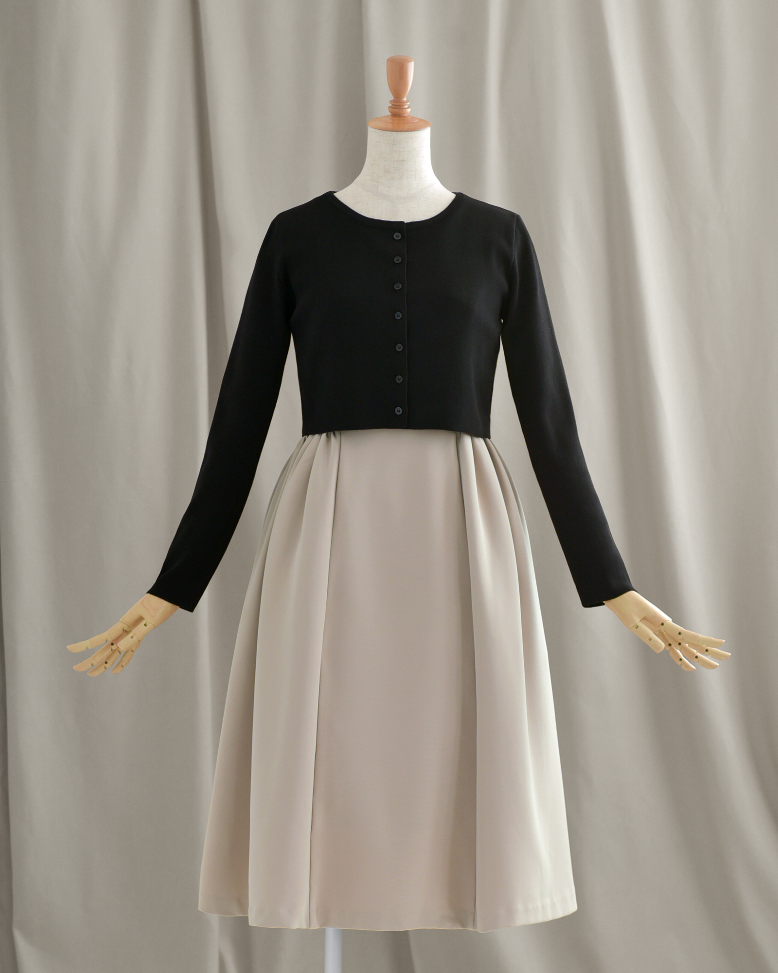 引き締め効果のあるブラックがエレガントなカーディガン｜レジーナ【神戸ワンピース専門店】