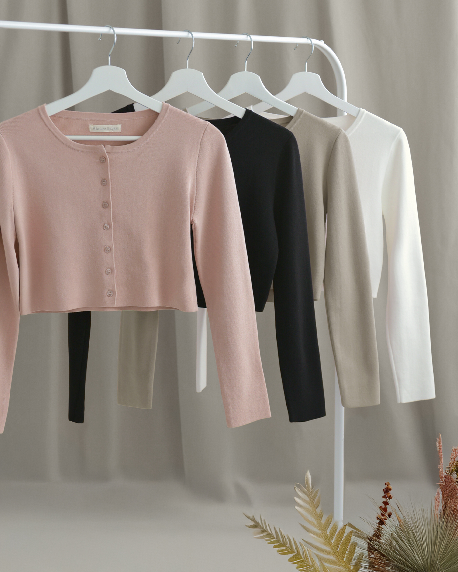 ピンク、ブラック、ベージュ、ホワイトの4色展開カーディガン。シンプルで合わせやすいデザインが魅力の万能アイテム