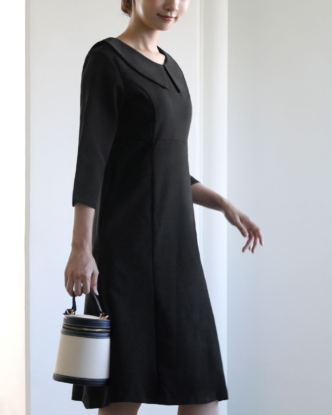定価14万円　ルネ　オールシーズン　毛100% 素敵なデザインワンピース SWINGLE（スウィングル）の「バイカラー衿金ボタンデザインワンピース