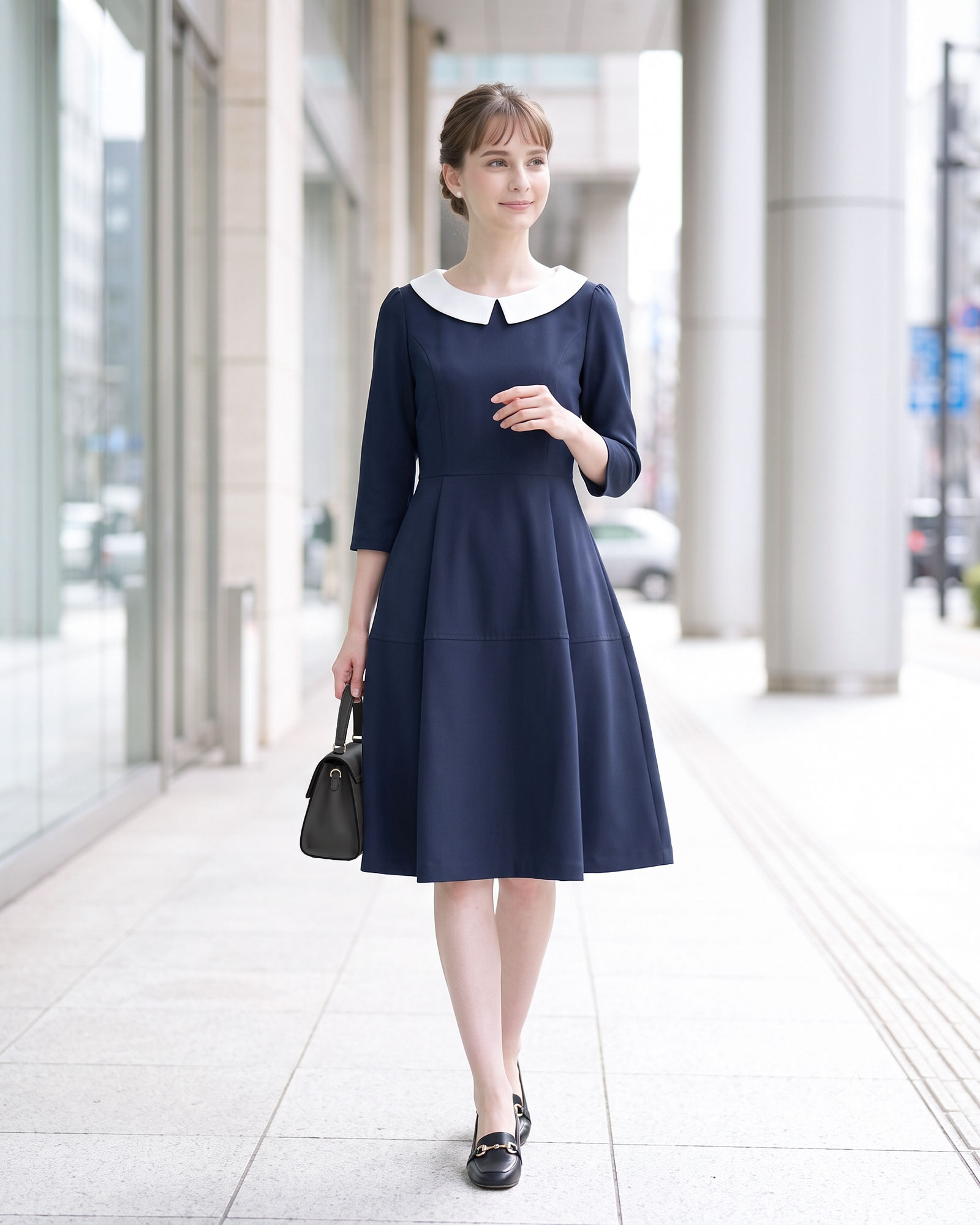 ネイビーの白襟ワンピース。清楚で上品な印象を与え、大人の女性に寄り添うデザイン。レジーナ【神戸ワンピース専門店】