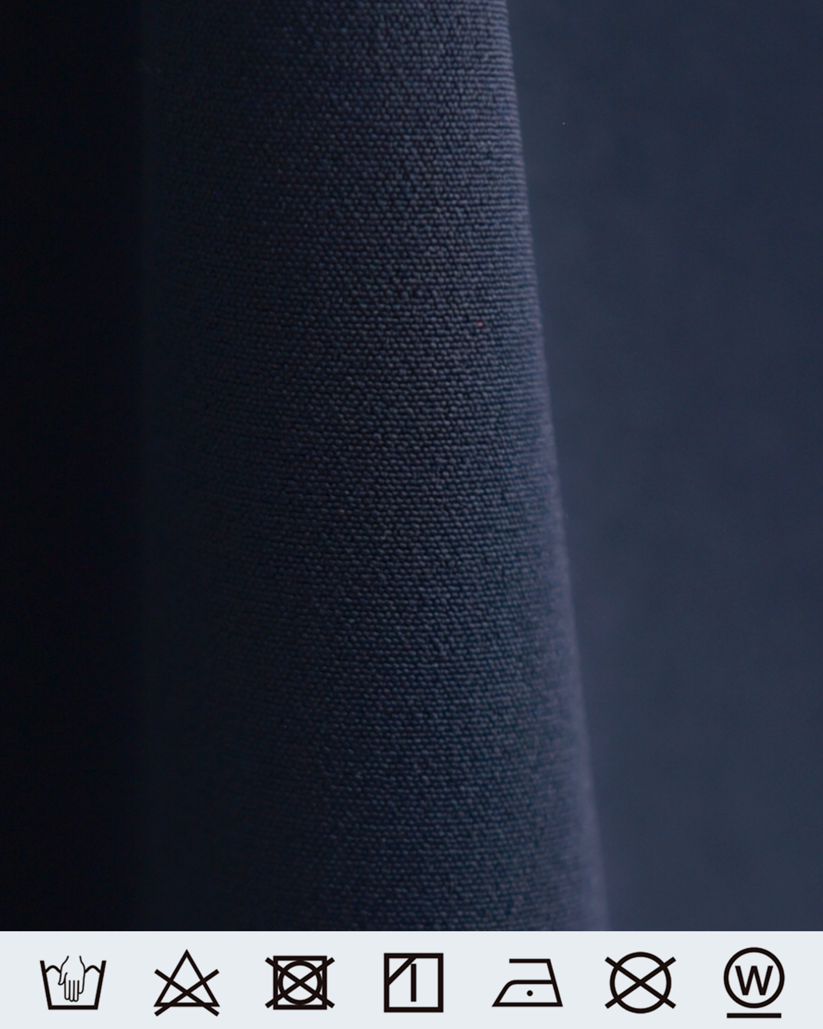 ネイビーワンピース生地の拡大、さらりとした質感と上品な発色が特徴