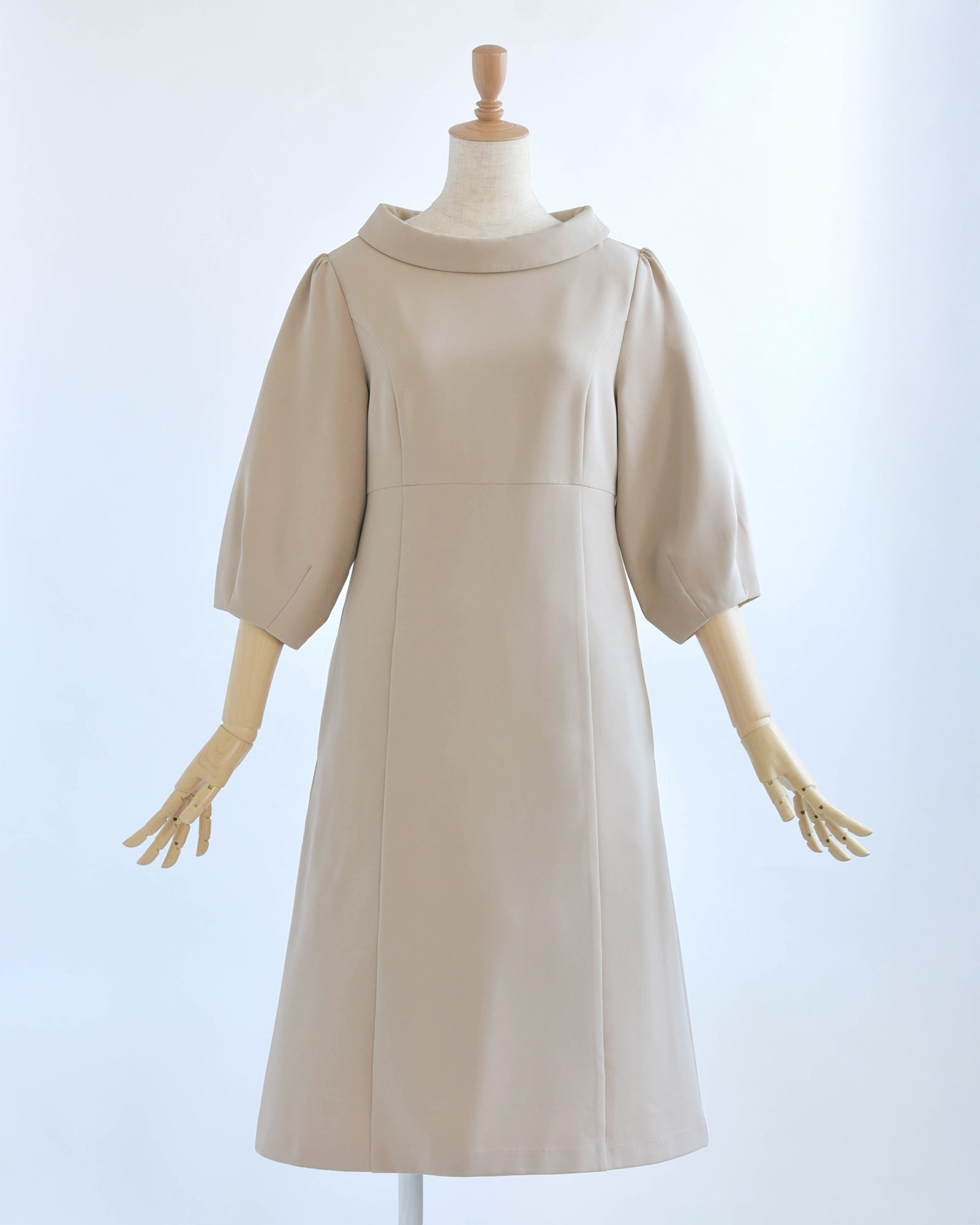 品格漂うベージュカラーの七分袖ワンピースで、フォーマルにも対応できる一枚