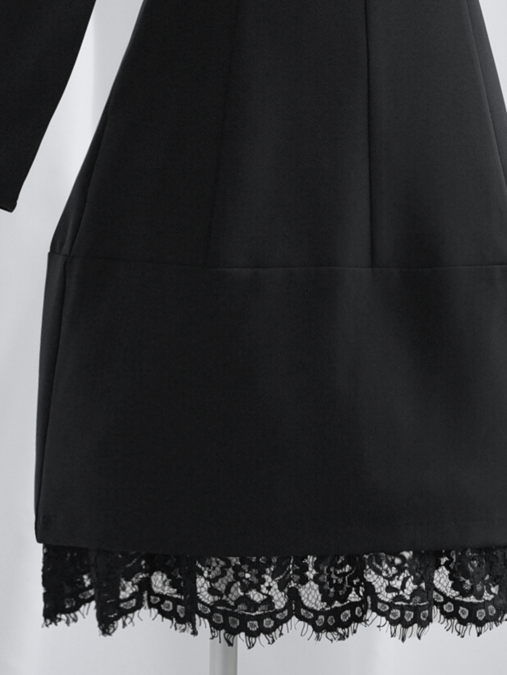 ふんわりバルーン裾と上品なノーカラーデザインが魅力のジャケット　レジーナ【神戸ワンピース専門店】