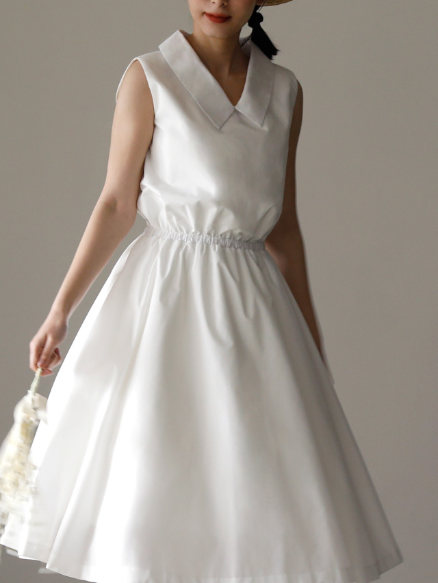 清楚な白ワンピースを軽やかに着こなす女性の上品なサマースタイルが伝わるコーデ