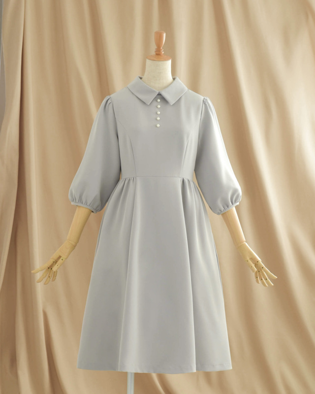 パールとフレアシルエットがエレガントさを引き立てる、華やかなグレーワンピース