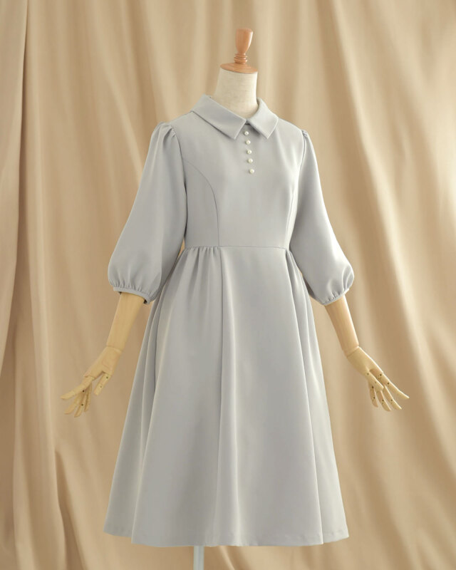 フロントのパールが上品に輝くグレーワンピース、クラシカルで洗練されたデザイン