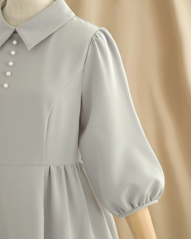 ふんわりしたパフスリーブとウエスト切替が美しいワンピース