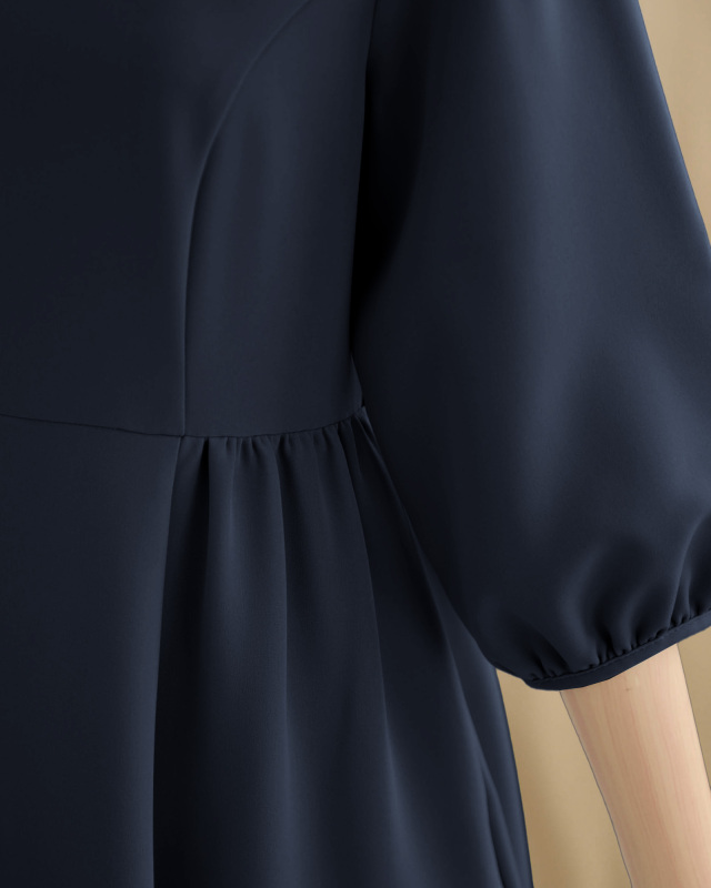 女性らしさを引き立てるネイビーワンピースのウエスト切替と袖口ディテール
