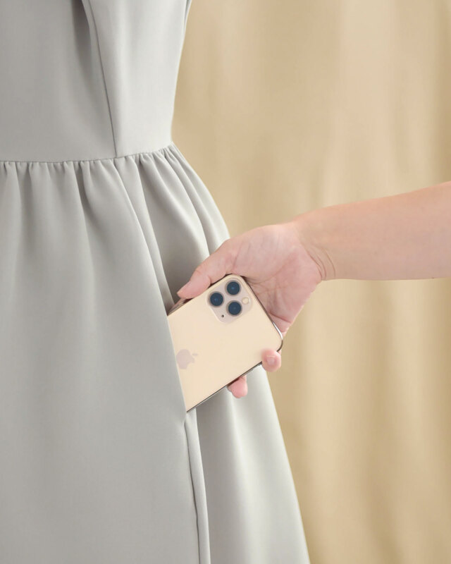 ポケット付きで実用性のあるグレーワンピース