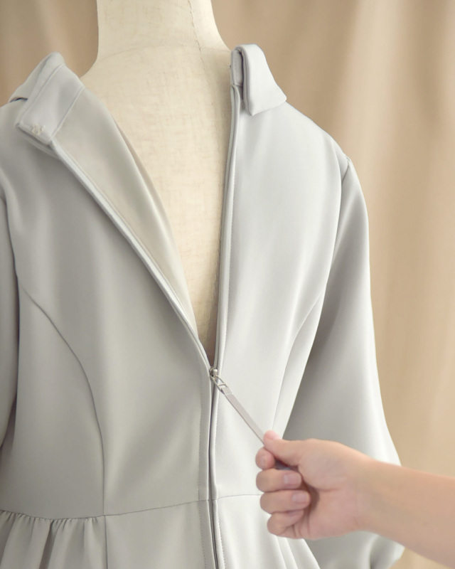 バックファスナー仕様で着脱しやすいグレーワンピース