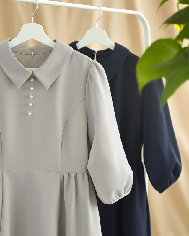 ハンガーラックに並ぶグレーとネイビーの上品ワンピース エレガントな印象
