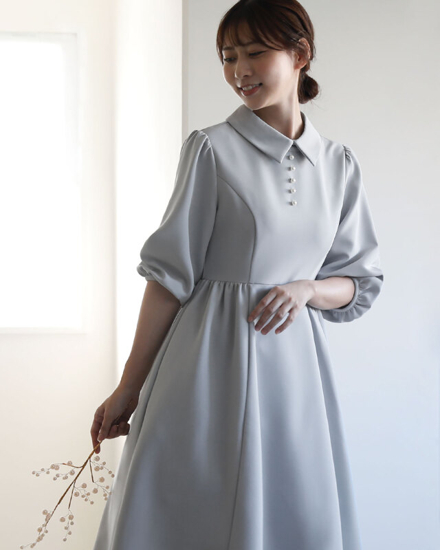 ふんわり袖とパールボタンが華やかな上品ワンピース