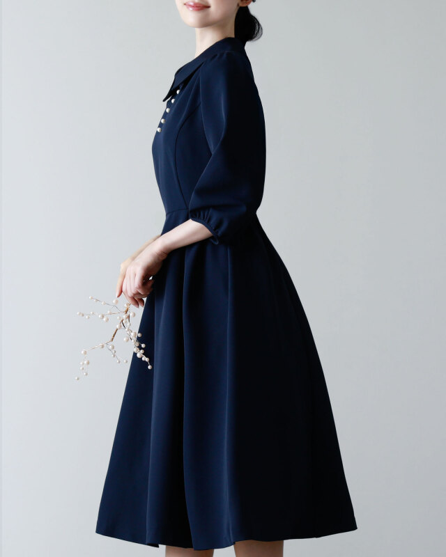 フレアスカートが優雅に広がる、ネイビーの大人ワンピース。品よく見せるエレガントなデザイン レジーナ【神戸ワンピース専門店】