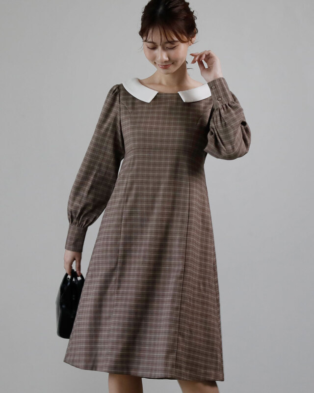 チェック柄の白襟きれいめ長袖ワンピ