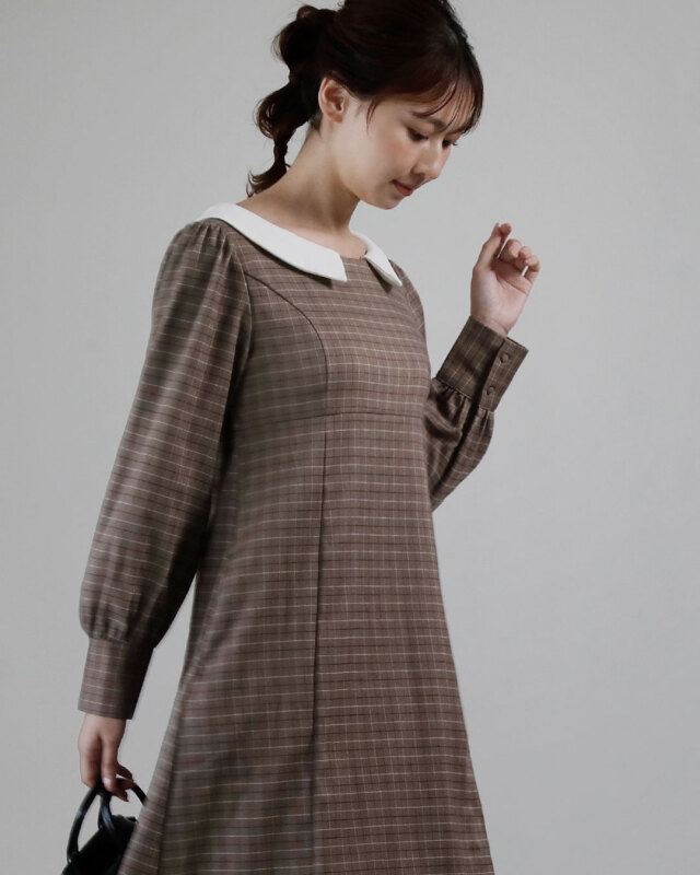 ブラウンのウエストリボンワンピースのディテール
