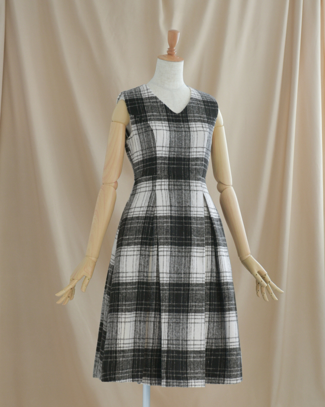 シックなブラックチェック柄が大人の女性に似合うノースリーブワンピース。落ち着きと洗練を兼ね備えた一着。